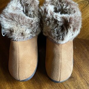 Isotoner Women’s Microsuede Mallory Boot Slippers 
Size 7  -  New with tags